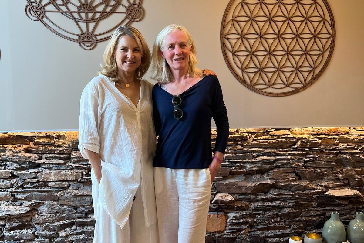 Fastenleiterin Annegret Mitschke und Yogalehrerin Fiona Hayhoe-Weiland im Yogaraum des Hotels Halfenstube an der Mosel