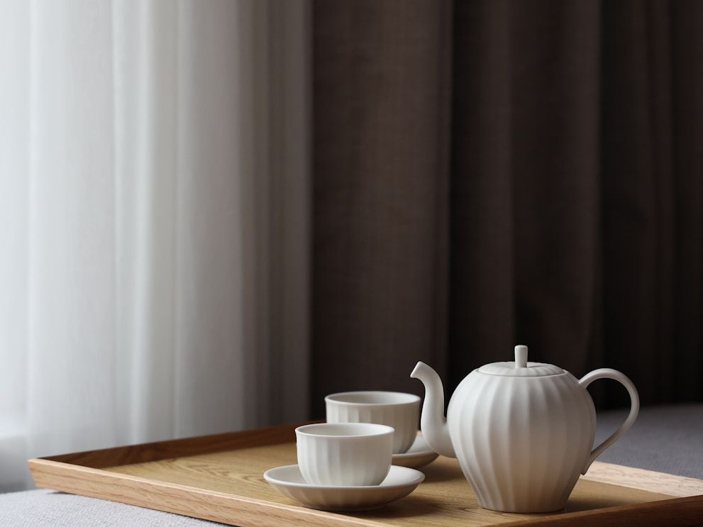 Ästhetisch arrangierte Teetafel in einer exklusiven Hotel-Lounge, Premium-Genuss beim Longevity-Fastenretreat