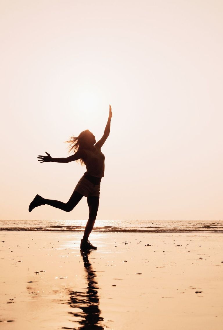 Porträt der ärztlich geprüften Fastenleiterin Annegret Mitschke in der Natur. Zeichen von Vitalität und Holistic Deep Regeneration