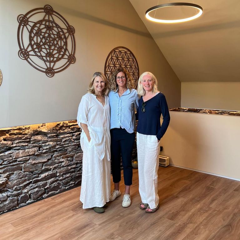 Fastenleiterin Annegret Mitschke mit Silvia Hees Inhaberin des Hotels Halfenstube und Yogalehrerin Fiona Hayhoe-Weiland